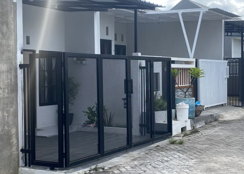 Pagar Teras Hitam di Rumah Putih